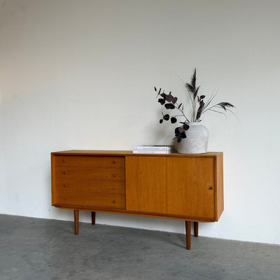 
                  
                    Vintage eiken sideboard Domino lades en schuifdeur - LOUI
                  
                
