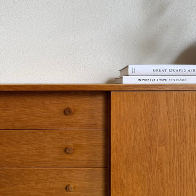 
                  
                    Vintage eiken sideboard Domino lades en schuifdeur - LOUI
                  
                