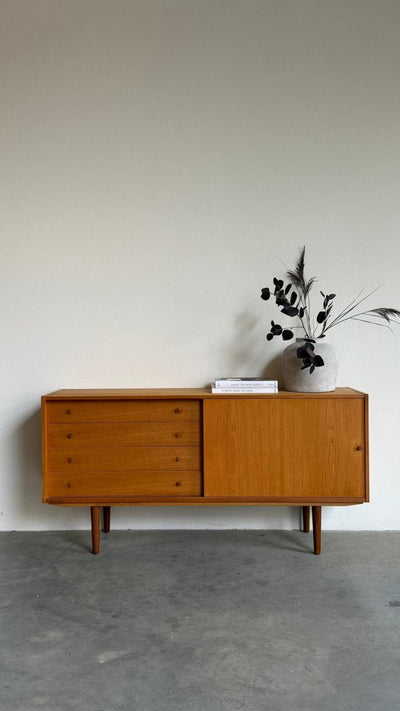 
                  
                    Vintage eiken sideboard Domino lades en schuifdeur - LOUI
                  
                
