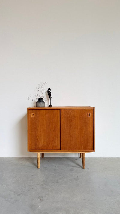 
                  
                    Vintage eiken sideboard met schuifdeurtjes - LOUI
                  
                