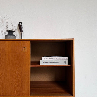 
                  
                    Vintage eiken sideboard met schuifdeurtjes - LOUI
                  
                