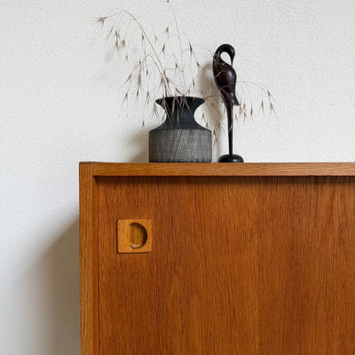 
                  
                    Vintage eiken sideboard met schuifdeurtjes - LOUI
                  
                