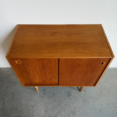 
                  
                    Vintage eiken sideboard met schuifdeurtjes - LOUI
                  
                