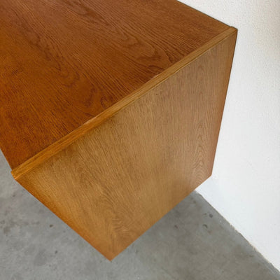 
                  
                    Vintage eiken sideboard met schuifdeurtjes - LOUI
                  
                