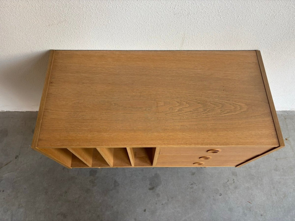 
                  
                    Vintage eiken sideboard vinyl + lades - LOUI.STORE
                  
                