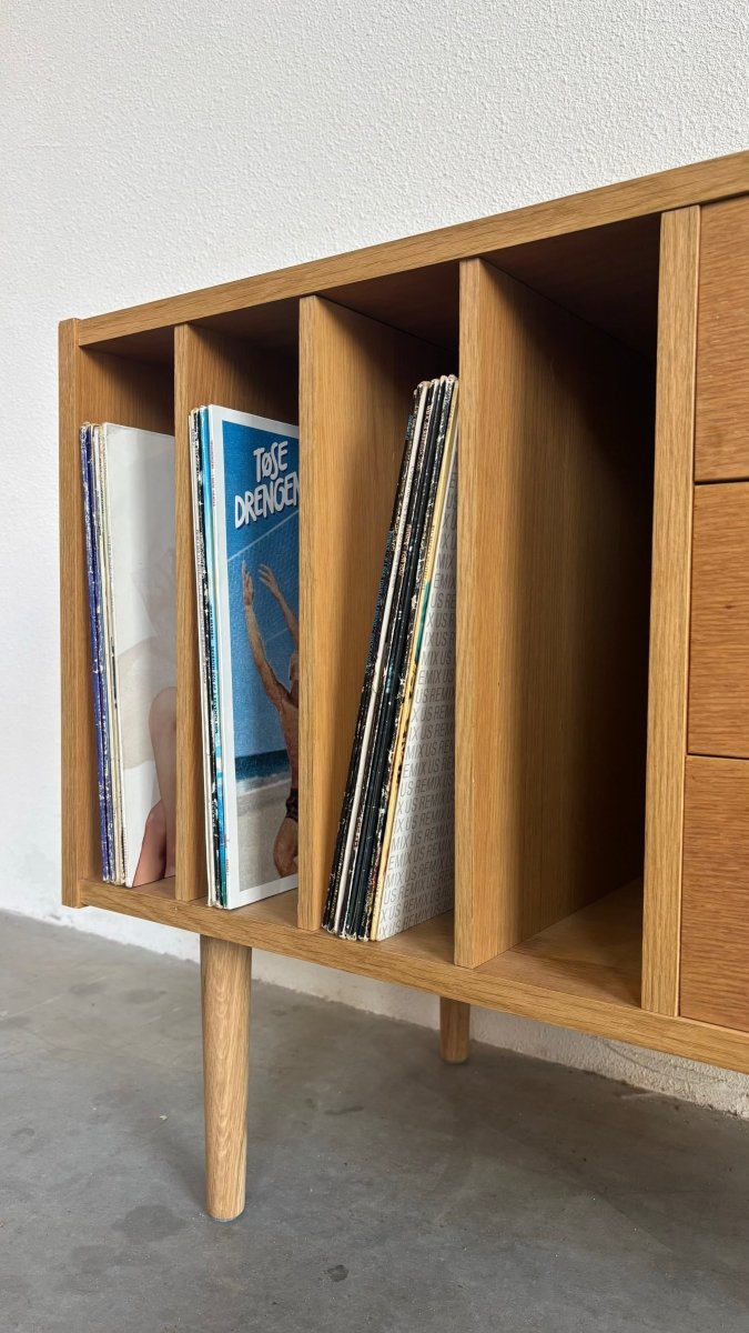 
                  
                    Vintage eiken sideboard vinyl + lades - LOUI.STORE
                  
                