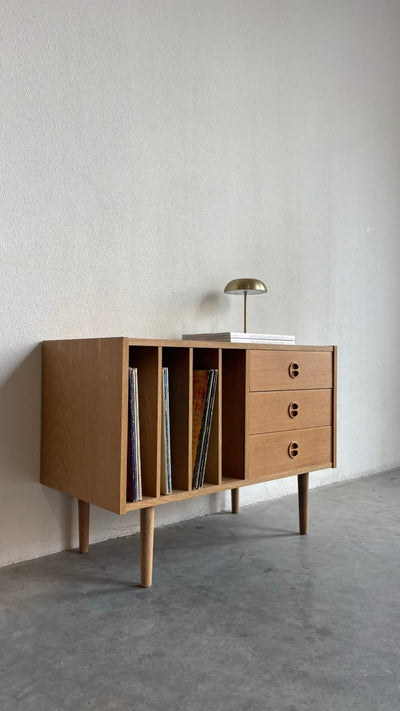 
                  
                    Vintage eiken sideboard vinyl + lades - LOUI.STORE
                  
                