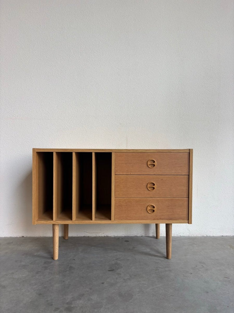
                  
                    Vintage eiken sideboard vinyl + lades - LOUI.STORE
                  
                