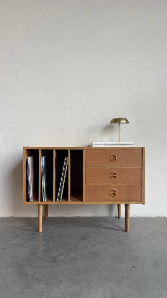 
                  
                    Vintage eiken sideboard vinyl + lades - LOUI.STORE
                  
                