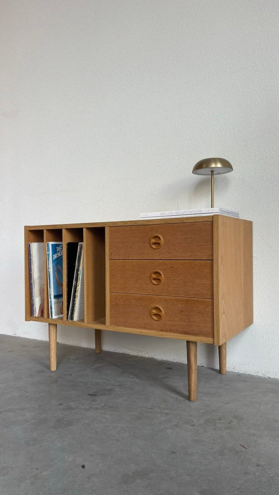 
                  
                    Vintage eiken sideboard vinyl + lades - LOUI.STORE
                  
                