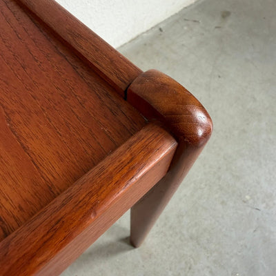 
                  
                    Vintage Furbo bijzettafeltje teak - LOUI
                  
                