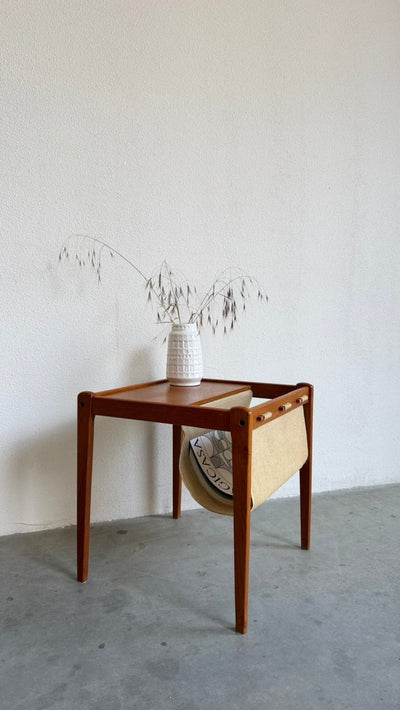 
                  
                    Vintage Furbo teak bijzettafeltje met tijdschriftenhouder - LOUI
                  
                