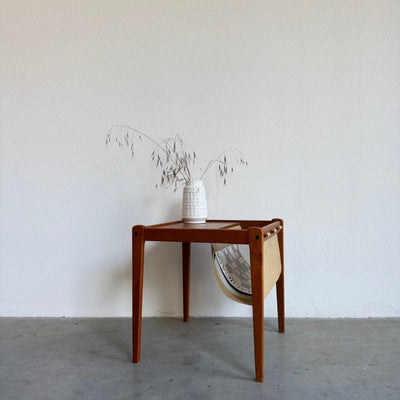 
                  
                    Vintage Furbo teak bijzettafeltje met tijdschriftenhouder - LOUI
                  
                