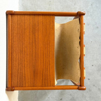 
                  
                    Vintage Furbo teak bijzettafeltje met tijdschriftenhouder - LOUI
                  
                
