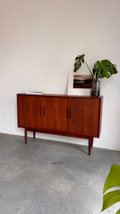 
                  
                    Vintage highboard 3 schuifdeuren teak - LOUI
                  
                