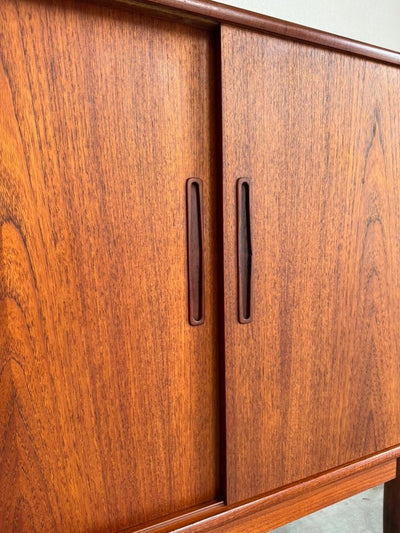 
                  
                    Vintage highboard 3 schuifdeuren teak - LOUI
                  
                