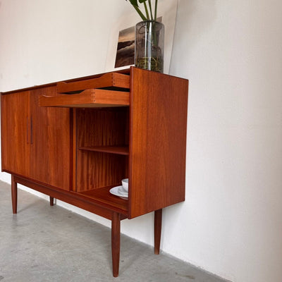 
                  
                    Vintage highboard 3 schuifdeuren teak - LOUI
                  
                