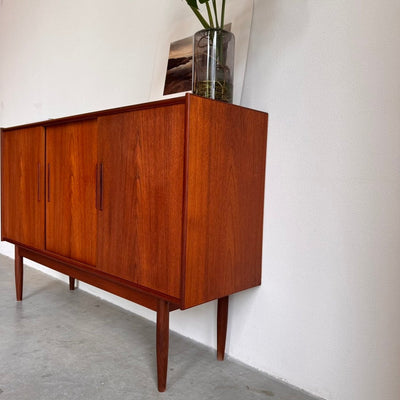 
                  
                    Vintage highboard 3 schuifdeuren teak - LOUI
                  
                