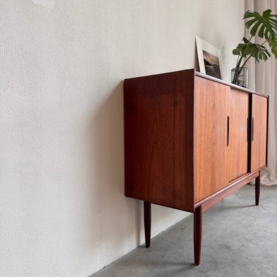 
                  
                    Vintage highboard 3 schuifdeuren teak - LOUI
                  
                