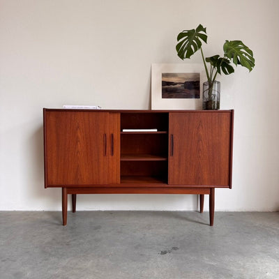 
                  
                    Vintage highboard 3 schuifdeuren teak - LOUI
                  
                