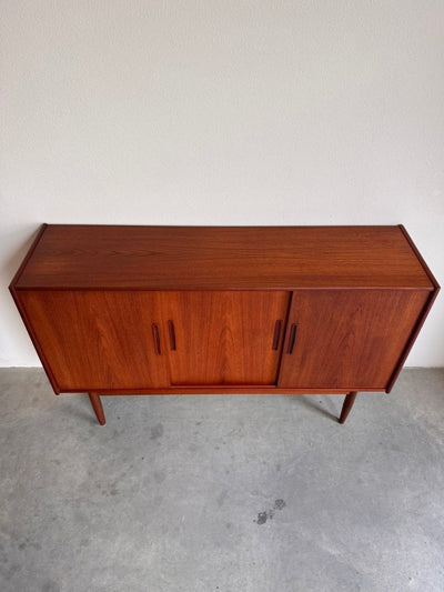 
                  
                    Vintage highboard 3 schuifdeuren teak - LOUI
                  
                