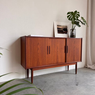 
                  
                    Vintage highboard 3 schuifdeuren teak - LOUI
                  
                