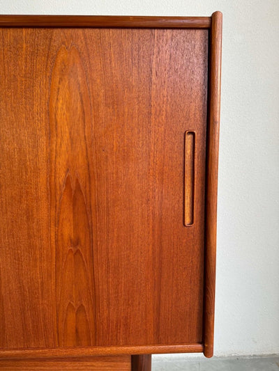 
                  
                    Vintage highboard 3 schuifdeuren teak - LOUI.STORE
                  
                