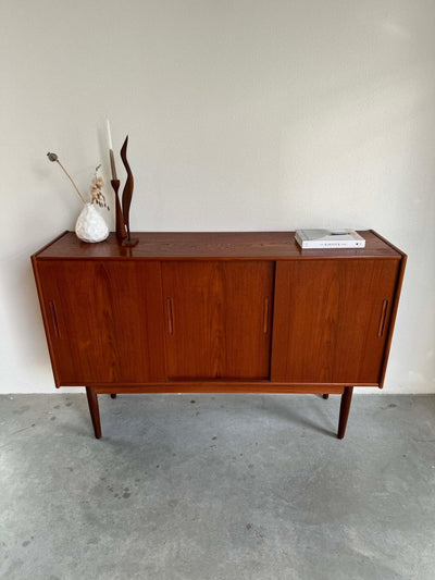 
                  
                    Vintage highboard 3 schuifdeuren teak - LOUI.STORE
                  
                