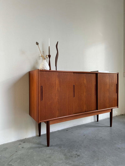 
                  
                    Vintage highboard 3 schuifdeuren teak - LOUI.STORE
                  
                