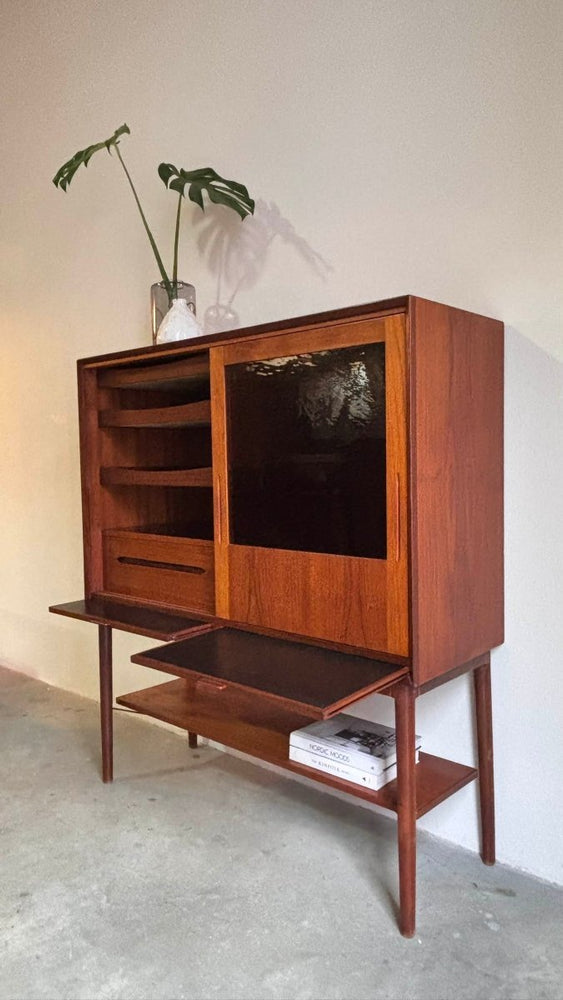 
                  
                    Vintage highboard buffetkast teak - LOUI.STORE
                  
                