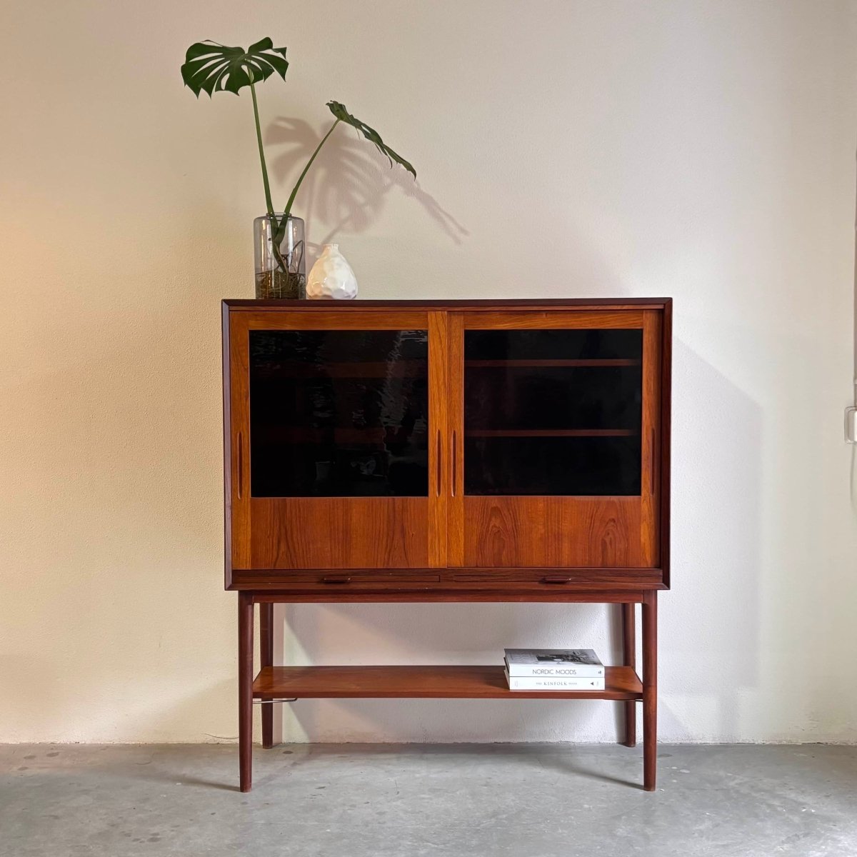 
                  
                    Vintage highboard buffetkast teak - LOUI.STORE
                  
                