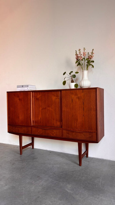 
                  
                    Vintage highboard EW Bach - LOUI.STORE
                  
                