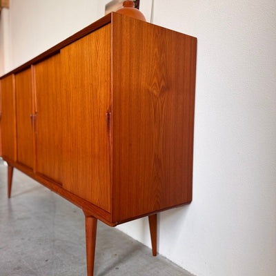 
                  
                    Vintage highboard Gunni Omann model 19 - LOUI.STORE
                  
                