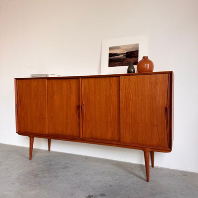 
                  
                    Vintage highboard Gunni Omann model 19 - LOUI.STORE
                  
                