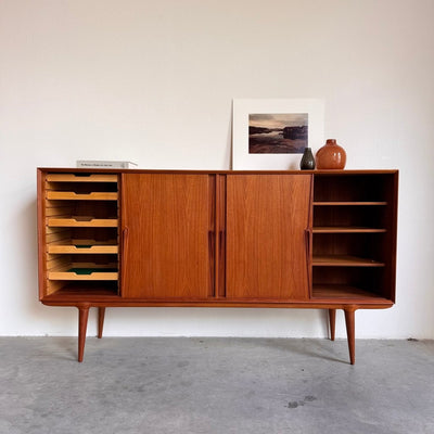 
                  
                    Vintage highboard Gunni Omann model 19 - LOUI.STORE
                  
                