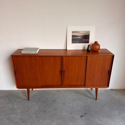 
                  
                    Vintage highboard Gunni Omann model 19 - LOUI.STORE
                  
                