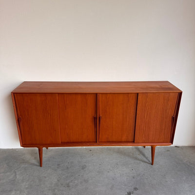 
                  
                    Vintage highboard Gunni Omann model 19 - LOUI.STORE
                  
                