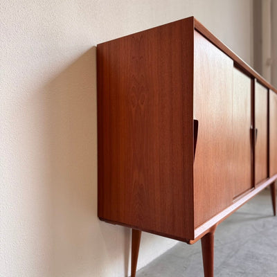 
                  
                    Vintage highboard Gunni Omann model 19 - LOUI.STORE
                  
                