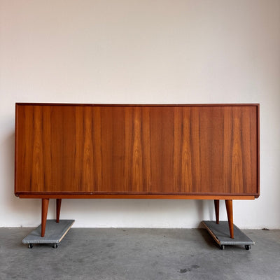
                  
                    Vintage highboard Gunni Omann model 19 - LOUI.STORE
                  
                
