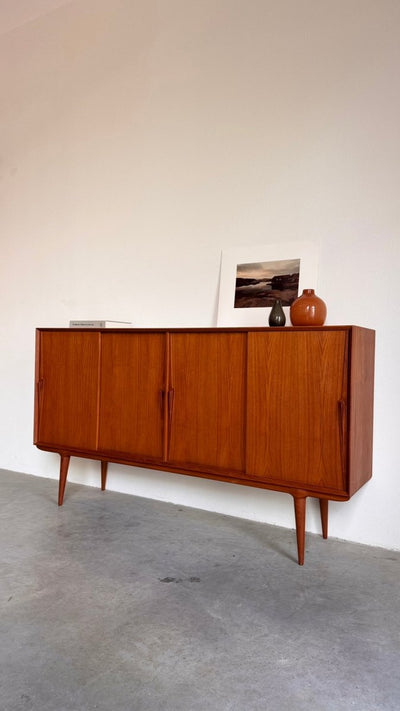 
                  
                    Vintage highboard Gunni Omann model 19 - LOUI.STORE
                  
                