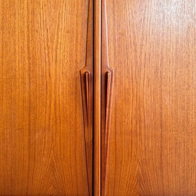 
                  
                    Vintage highboard Gunni Omann model 19 - LOUI.STORE
                  
                