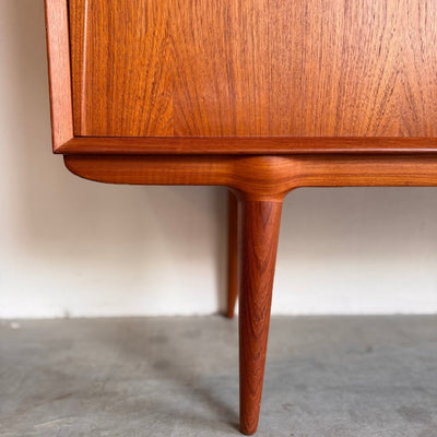 
                  
                    Vintage highboard Gunni Omann model 19 - LOUI.STORE
                  
                