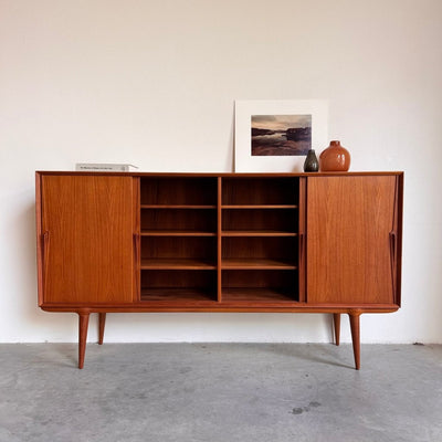 Vintage highboard Gunni Omann model 19 - LOUI.STORE