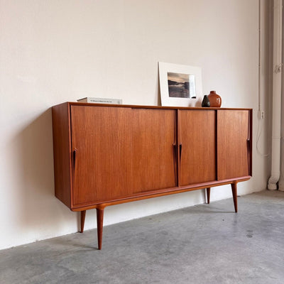 
                  
                    Vintage highboard Gunni Omann model 19 - LOUI.STORE
                  
                