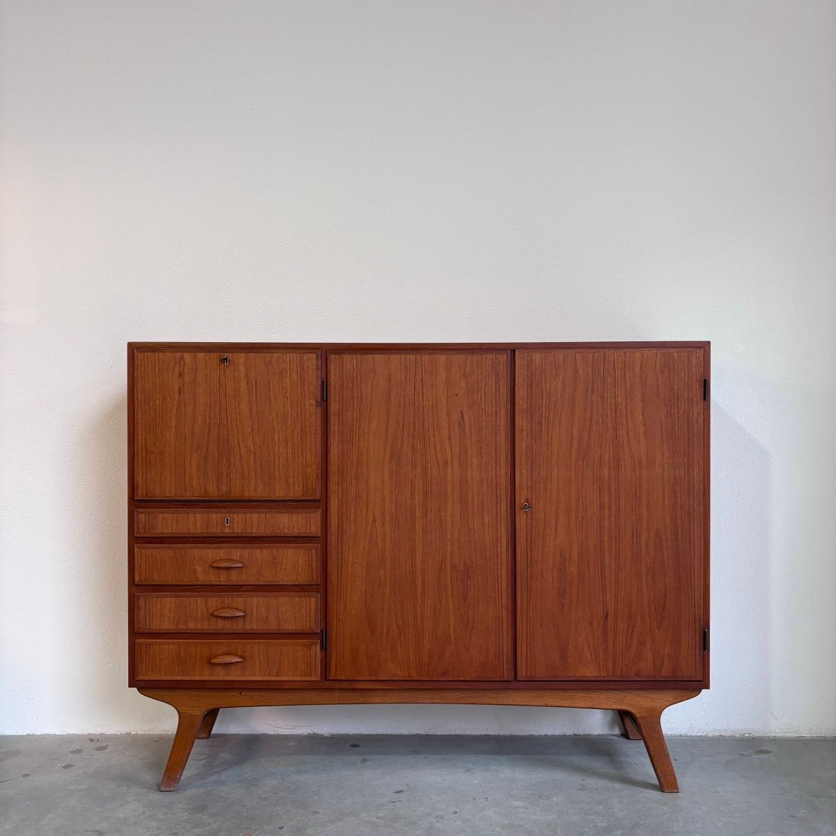 
                  
                    Vintage highboard met lades teak - LOUI.STORE
                  
                