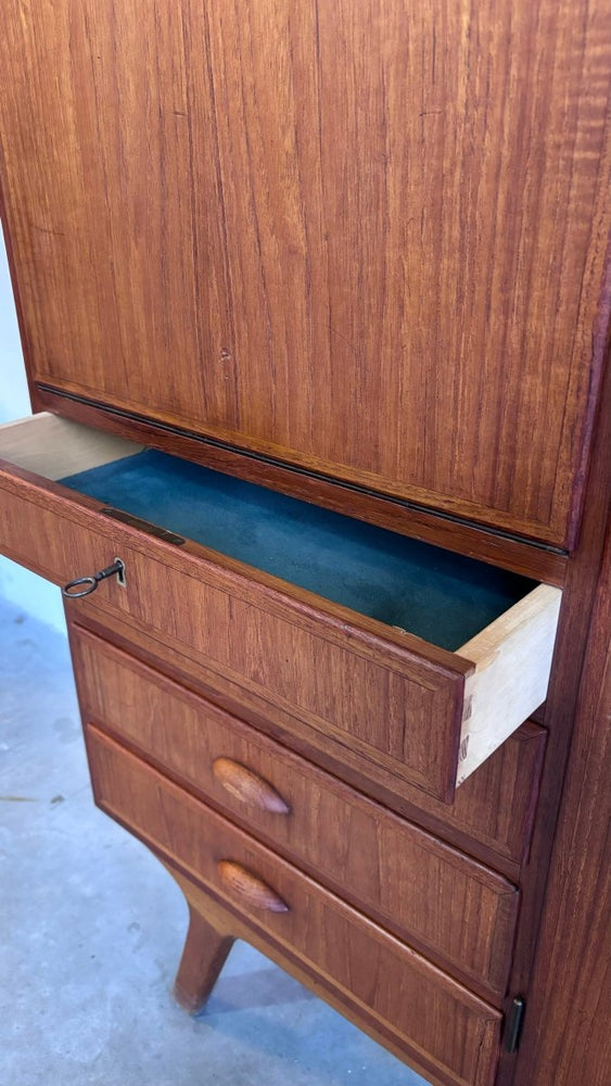 
                  
                    Vintage highboard met lades teak - LOUI.STORE
                  
                