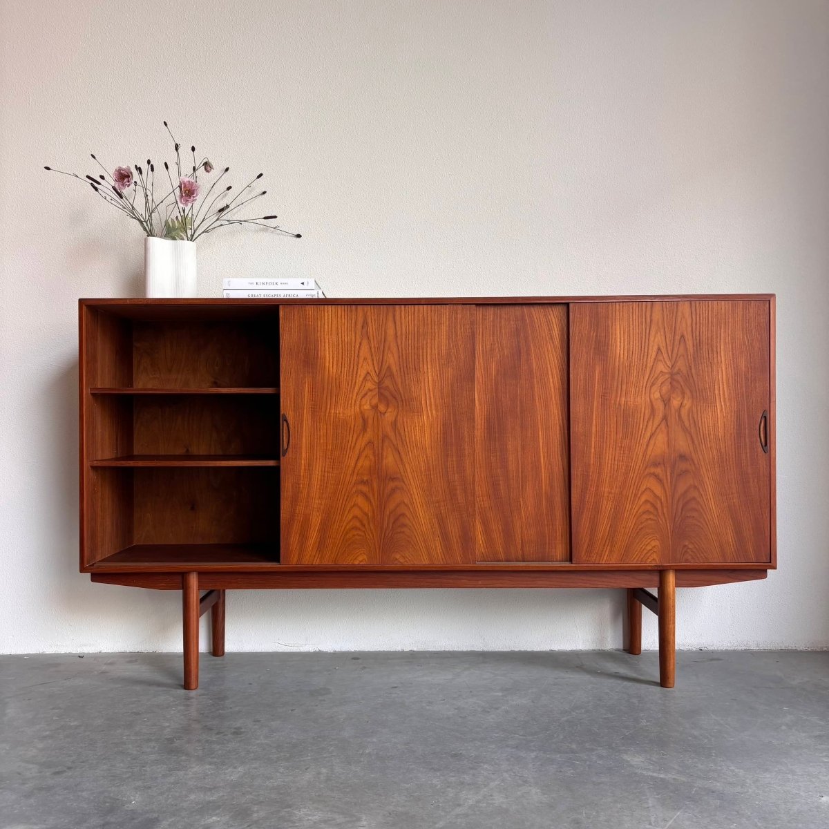 
                  
                    Vintage highboard mooie details - LOUI.STORE
                  
                