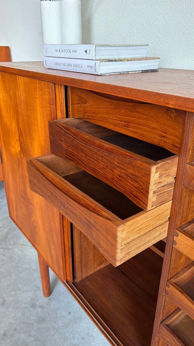 
                  
                    Vintage highboard mooie details - LOUI.STORE
                  
                