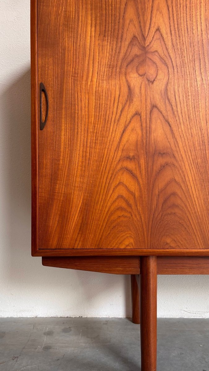 
                  
                    Vintage highboard mooie details - LOUI.STORE
                  
                