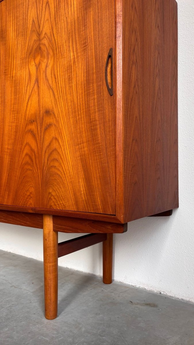
                  
                    Vintage highboard mooie details - LOUI.STORE
                  
                